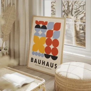 affiche bauhaus avec formes geometriques rouges bleues jaunes noires et texte ba salon beige.webp