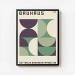 affiche bauhaus avec formes geometriques vertes et violettes sur fond beige et t avec cadre.webp