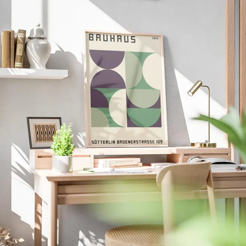 affiche bauhaus avec formes geometriques vertes et violettes sur fond beige et t bureau.webp