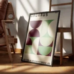 affiche bauhaus avec formes geometriques vertes et violettes sur fond beige et t encadre.webp