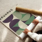 affiche bauhaus avec formes geometriques vertes et violettes sur fond beige et t enroule.webp