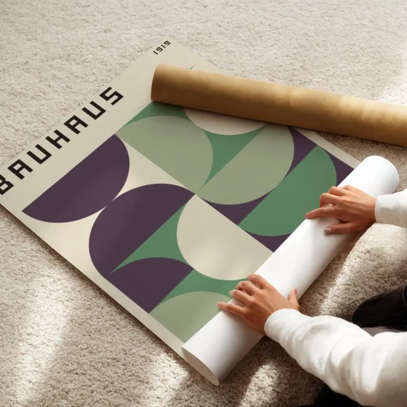affiche bauhaus avec formes geometriques vertes et violettes sur fond beige et t enroule.webp