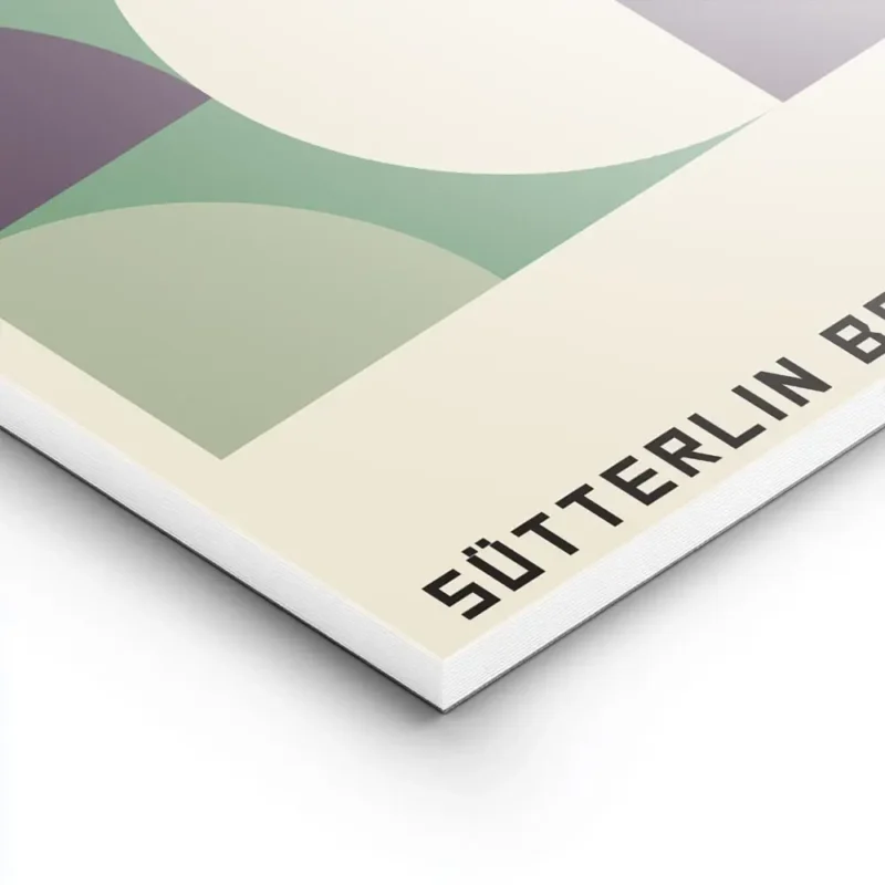 affiche bauhaus avec formes geometriques vertes et violettes sur fond beige et t lightpanel.webp