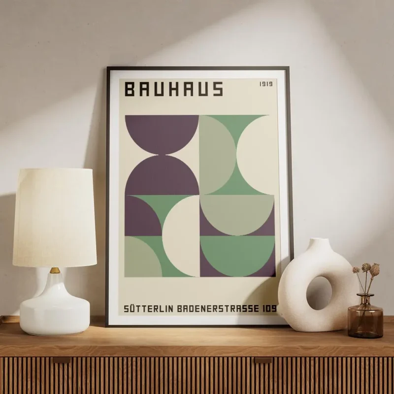affiche bauhaus avec formes geometriques vertes et violettes sur fond beige et t meuble.webp