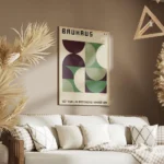 affiche bauhaus avec formes geometriques vertes et violettes sur fond beige et t salon.webp