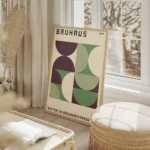 affiche bauhaus avec formes geometriques vertes et violettes sur fond beige et t salon beige.webp
