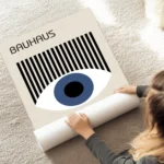 affiche bauhaus avec il bleu et rayures noires texte typographie bauhaus exposit au sol.webp