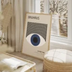 affiche bauhaus avec il bleu et rayures noires texte typographie bauhaus exposit salon beige.webp