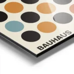 affiche bauhaus avec illustration de cercles noirs rouges orange et bleus sur fo aluminium.webp