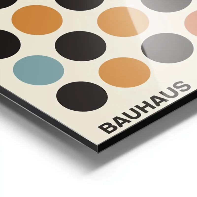 affiche bauhaus avec illustration de cercles noirs rouges orange et bleus sur fo aluminium.webp