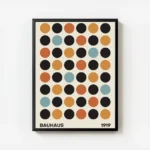 affiche bauhaus avec illustration de cercles noirs rouges orange et bleus sur fo avec cadre.webp