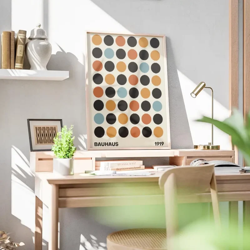 affiche bauhaus avec illustration de cercles noirs rouges orange et bleus sur fo bureau.webp