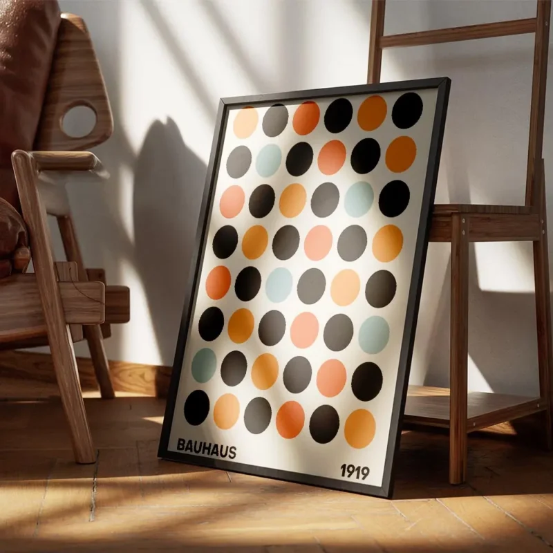 affiche bauhaus avec illustration de cercles noirs rouges orange et bleus sur fo encadre.webp