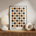affiche bauhaus avec illustration de cercles noirs rouges orange et bleus sur fo meuble.webp