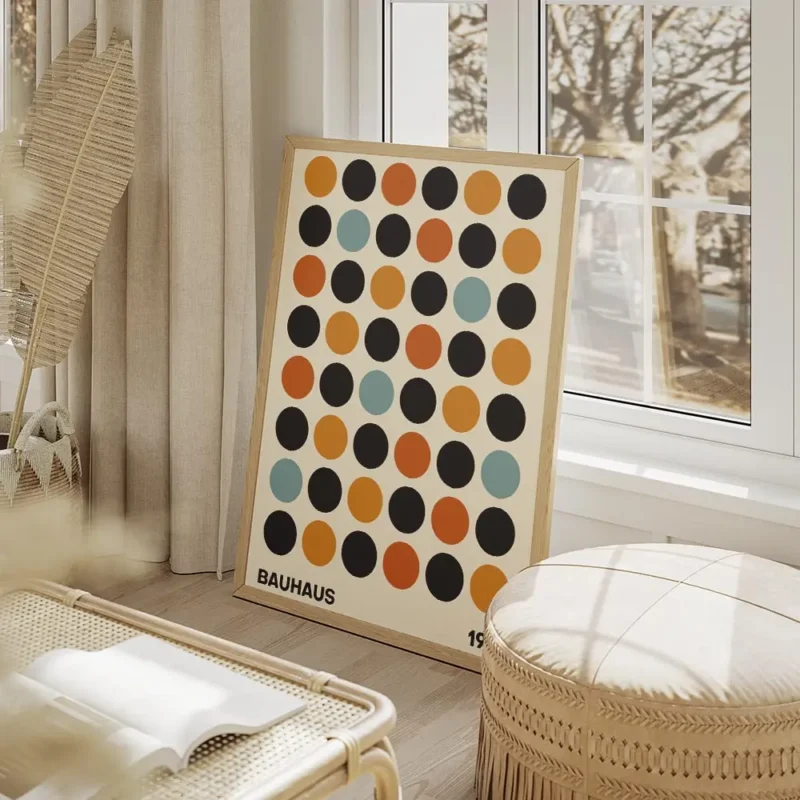 affiche bauhaus avec illustration de cercles noirs rouges orange et bleus sur fo salon beige.webp