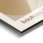 affiche bauhaus formations avec motifs geometriques et typographie tons bruns et aluminium.webp
