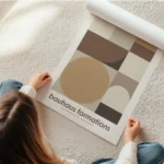 affiche bauhaus formations avec motifs geometriques et typographie tons bruns et en rouleau.webp