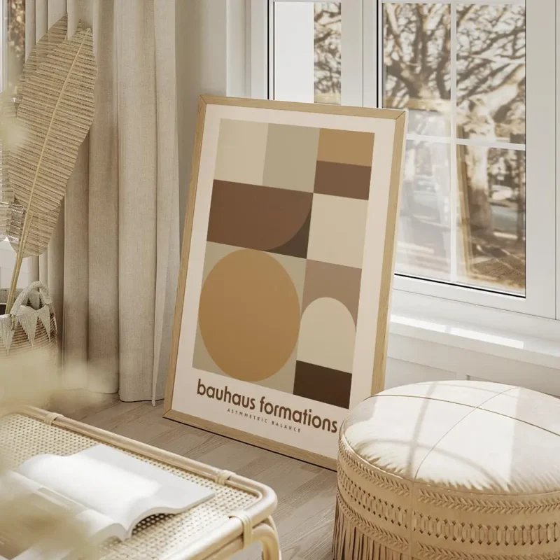 affiche bauhaus formations avec motifs geometriques et typographie tons bruns et salon beige.webp