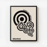 affiche bauhaus geometrique avec cercles noirs et typographie sur fond beige avec cadre.webp