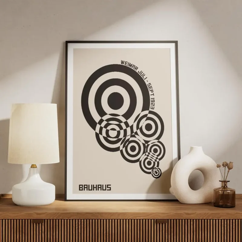 affiche bauhaus geometrique avec cercles noirs et typographie sur fond beige meuble.webp