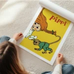 affiche bd pippi longstocking et monsieur nilsson sur fond jaune typographie rou en rouleau.webp