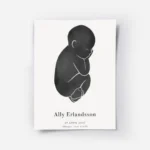 affiche bebe noire personnalisee sur fond gris clair avec typographie du nom et .webp