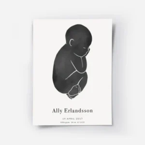 affiche bebe noire personnalisee sur fond gris clair avec typographie du nom et .webp
