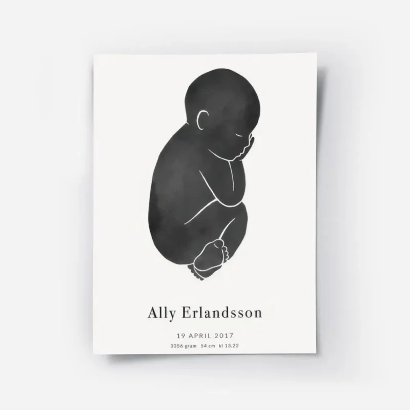 affiche bebe noire personnalisee sur fond gris clair avec typographie du nom et .webp