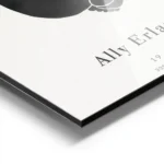 affiche bebe noire personnalisee sur fond gris clair avec typographie du nom et aluminium.webp