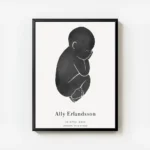 affiche bebe noire personnalisee sur fond gris clair avec typographie du nom et avec cadre.webp