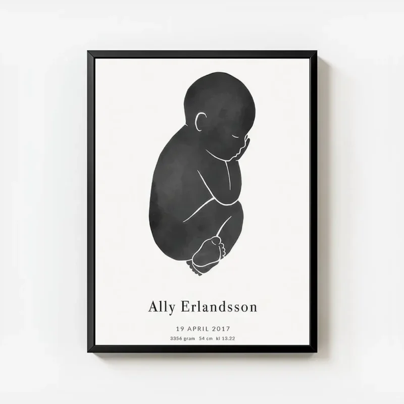 affiche bebe noire personnalisee sur fond gris clair avec typographie du nom et avec cadre.webp