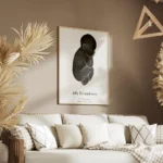 affiche bebe noire personnalisee sur fond gris clair avec typographie du nom et salon.webp