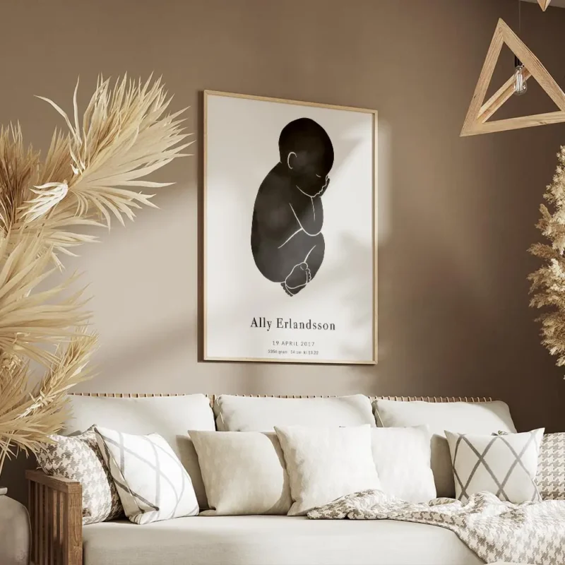 affiche bebe noire personnalisee sur fond gris clair avec typographie du nom et salon.webp