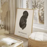 affiche bebe noire personnalisee sur fond gris clair avec typographie du nom et salon beige.webp