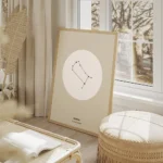 affiche beige avec illustration astrologique des gemeaux en noir dans un cercle salon beige.webp
