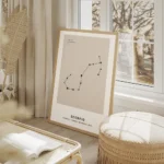 affiche beige avec illustration de la constellation du scorpion en noir typograp salon beige.webp