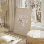 affiche beige avec la citation be kind to your mind always en typographie blanch salon beige.webp