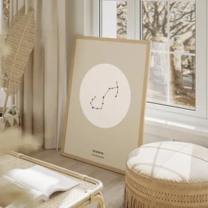 affiche beige avec la constellation du scorpion en noir dans un cercle blanc et salon beige.webp