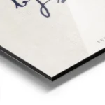 affiche beige avec le texte manuscrit slow living by the sea en bleu fonce et fe aluminium.webp