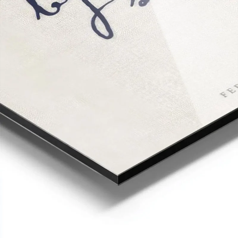 affiche beige avec le texte manuscrit slow living by the sea en bleu fonce et fe aluminium.webp