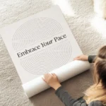 affiche beige avec texte embrace your pace et motif abstrait en demi cercles pou au sol.webp