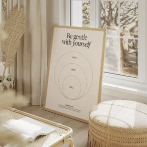 affiche beige avec typographie noire be gentle with yourself et trois cercles co salon beige.webp