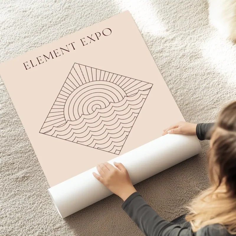 affiche beige avec un dessin feu et eau stylise en typographie et une illustrati au sol.webp