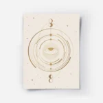 affiche beige avec un il celeste au centre entoure de cercles et de symboles lun.webp