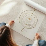affiche beige avec un il celeste au centre entoure de cercles et de symboles lun en rouleau.webp