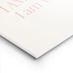 affiche beige clair avec typographie orange pastel disant je maime jaime mon cor lightpanel.webp