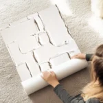 affiche beige moderne avec des couches de peinture texturees formant des blocs au sol.webp