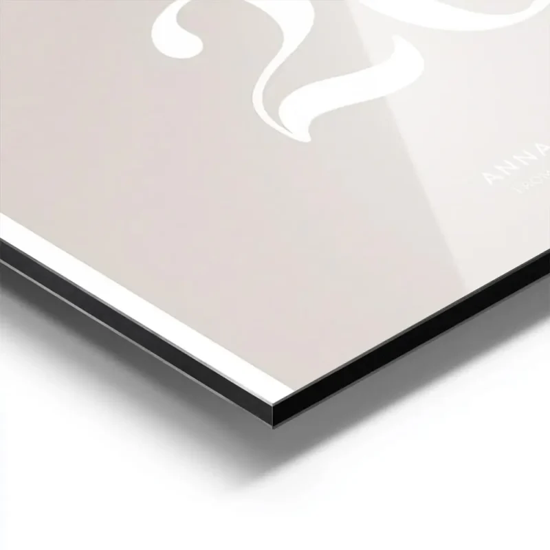 affiche beige personnalisee avec des dates et des noms en typographie blanche aluminium.webp