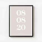 affiche beige personnalisee avec des dates et des noms en typographie blanche avec cadre.webp