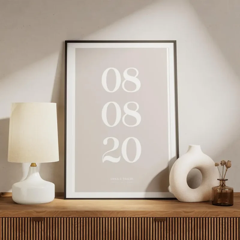 affiche beige personnalisee avec des dates et des noms en typographie blanche meuble.webp